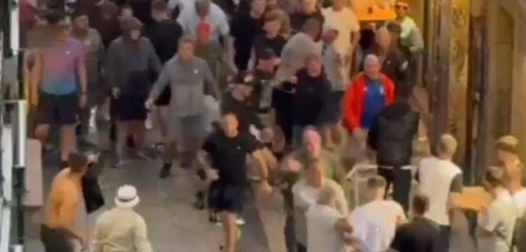 世体：欧联杯决赛前冲突不断，曼联和热刺球迷投掷物品互相攻击