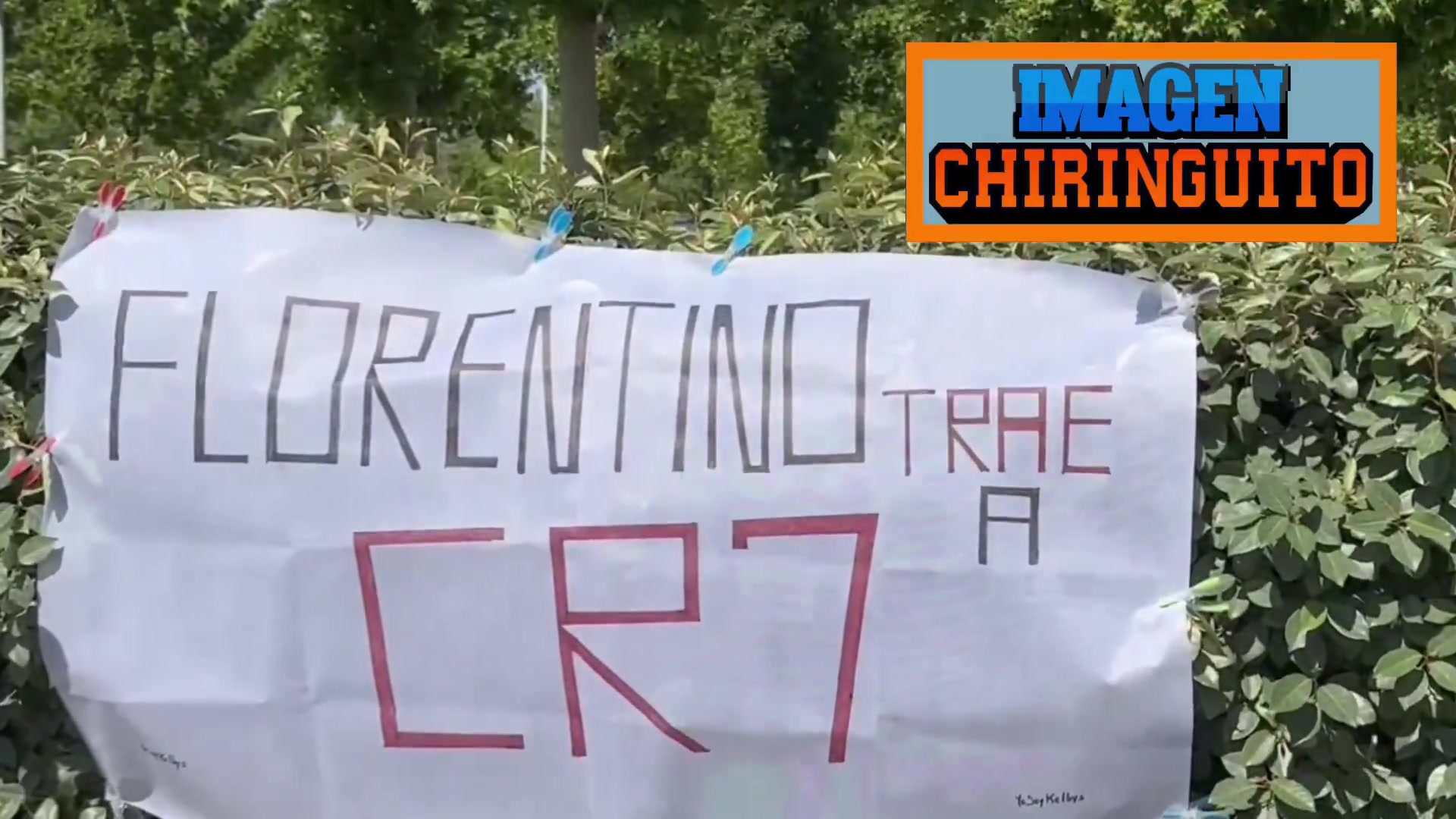 皇马球迷在训练基地外挂横幅：弗洛伦蒂诺，签下C罗！