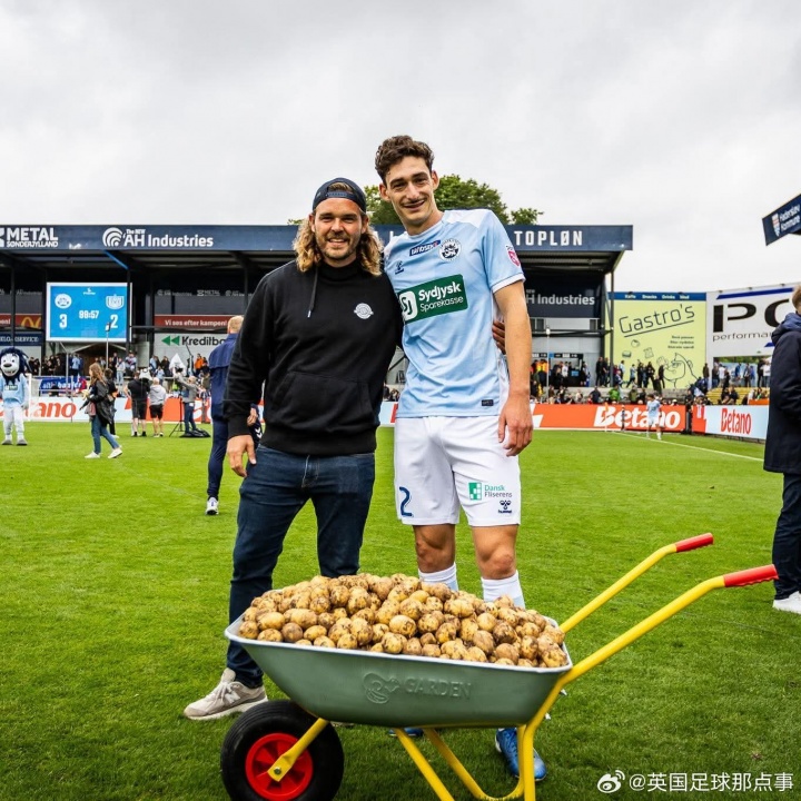 战利品55kg土豆丹超联赛全场最佳球员奖品，一整袋55kg的土豆