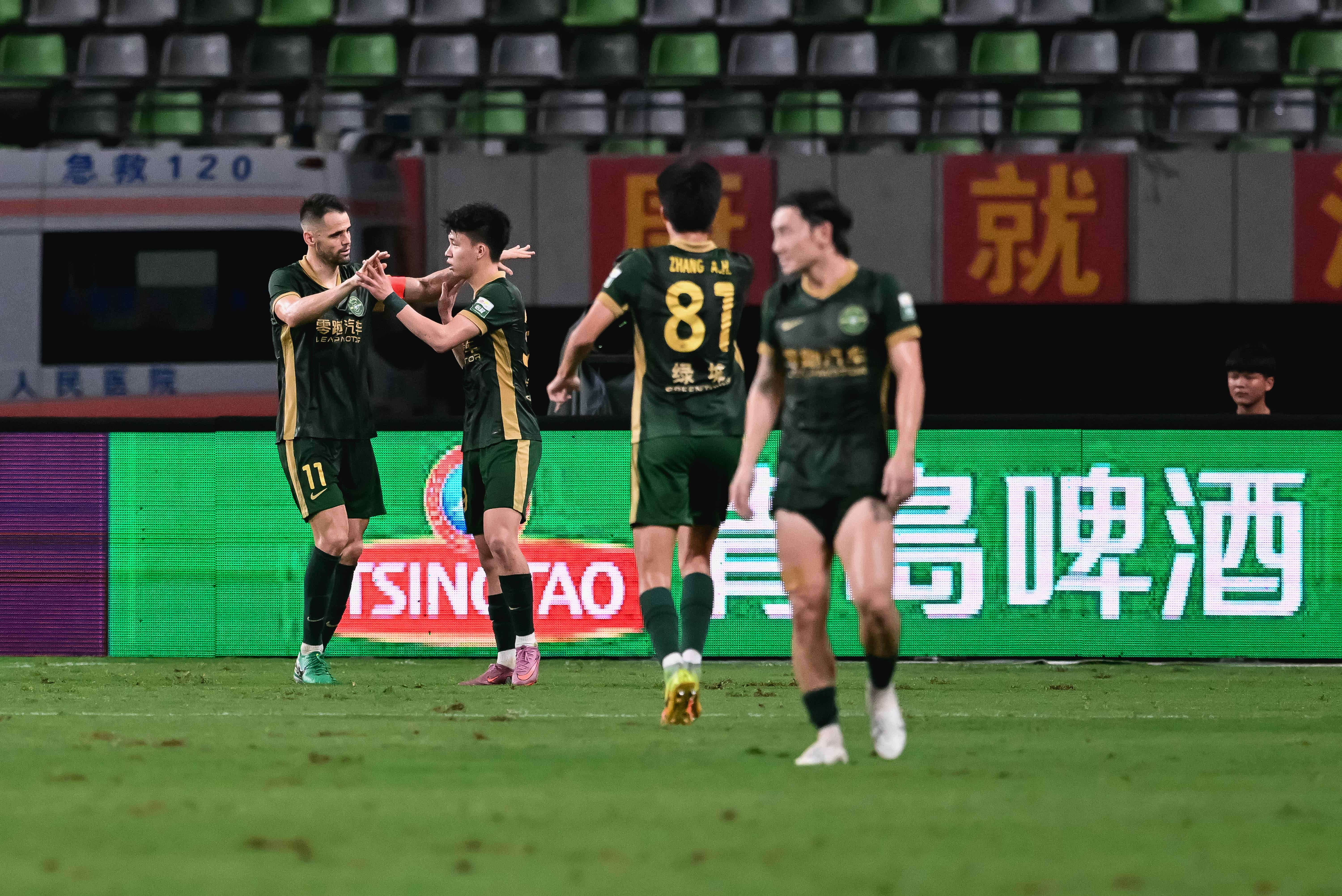 足球报：浙江队冲击前五决心不变 米特里策直飞青岛与球队会合