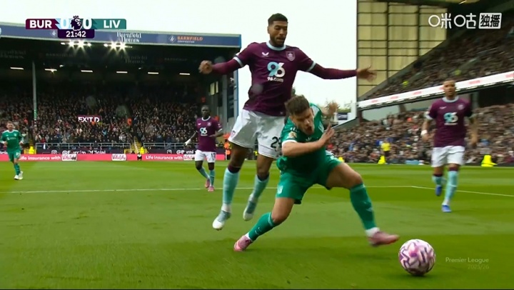 假摔染黄！科尔克兹禁区内倒地，裁判果断吹罚假摔并出示黄牌