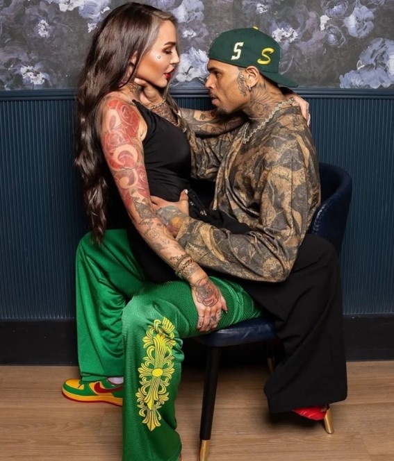 妻子：我能坐歌手克里斯-布朗腿上拍些热辣照吗？大将军：没问题